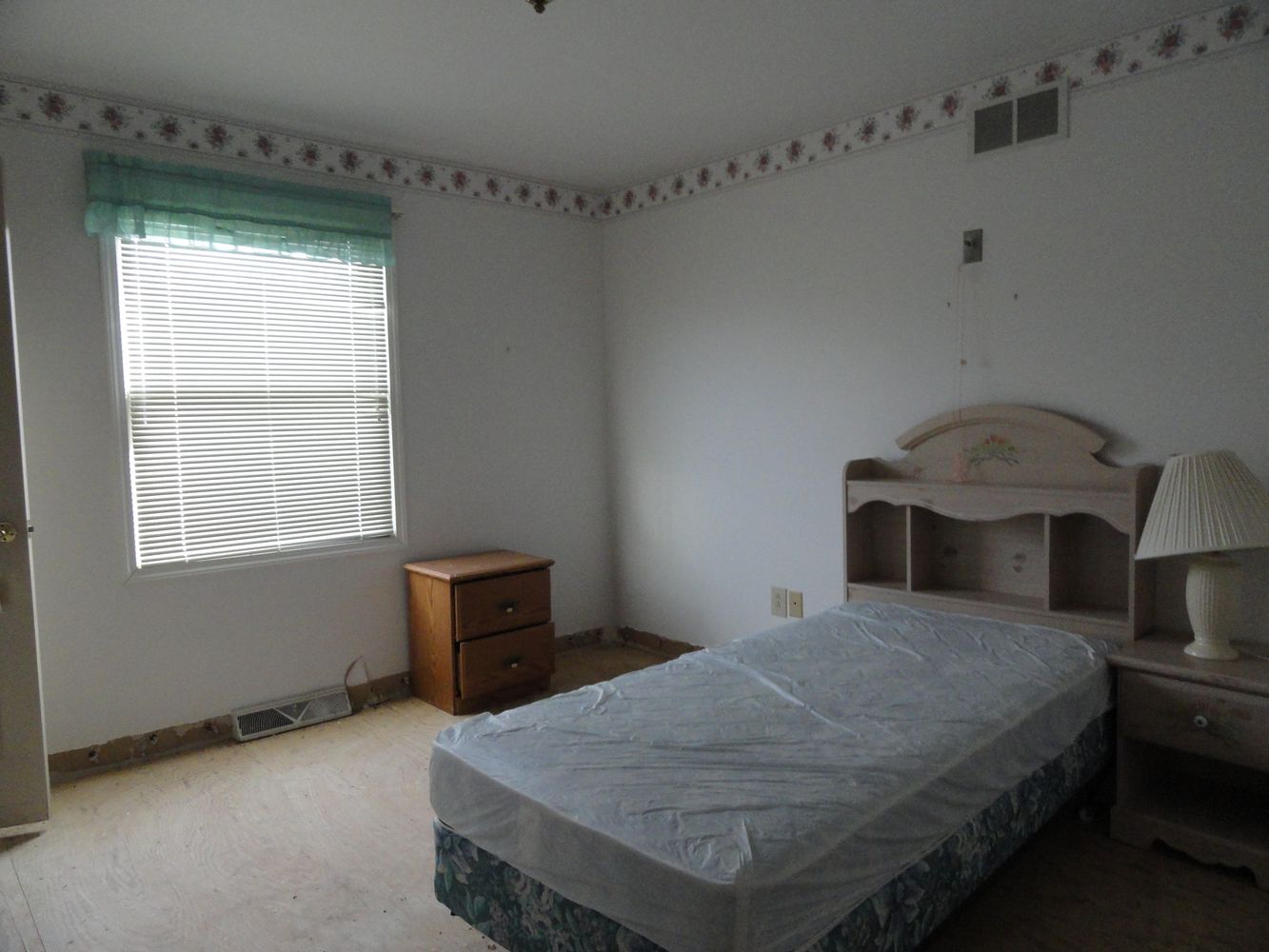 1358 Rolling Acres Rd, New Cumberland, WV 26047
